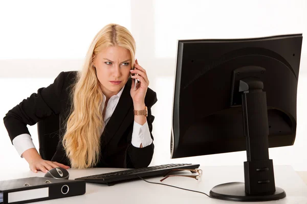 オフィスで電話で話しているビジネス女性は — ストック写真
