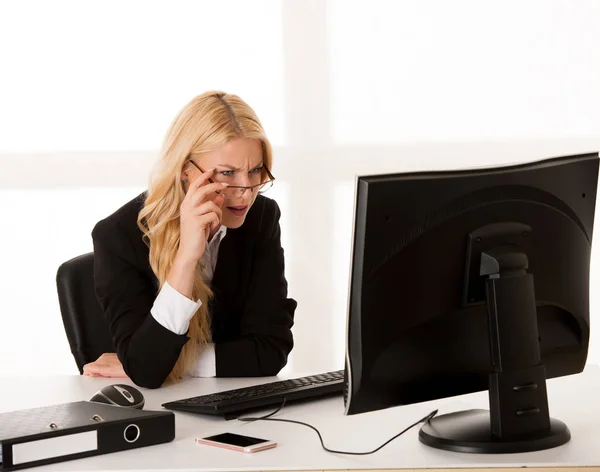 Piękny manager - kobieta biznesu działa na komputerze, w jej — Zdjęcie stockowe