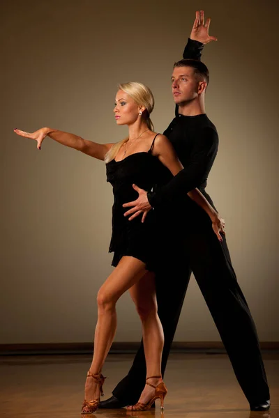 Beautiful ballroom couple preforming their pasonate exhibition d — Stock Photo, Image