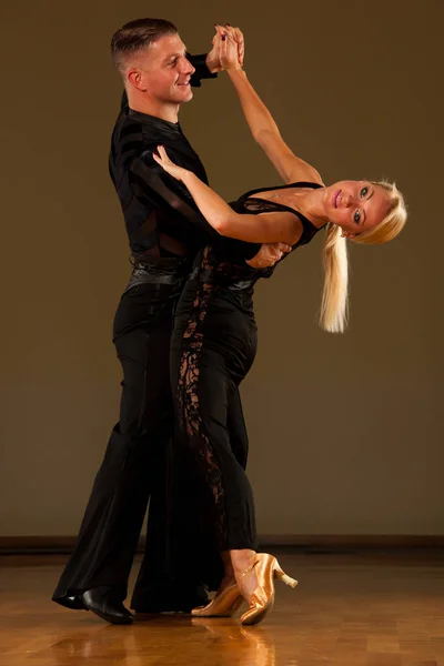 Beautiful ballroom  couple preforms their exhibition dance — Stock Photo, Image
