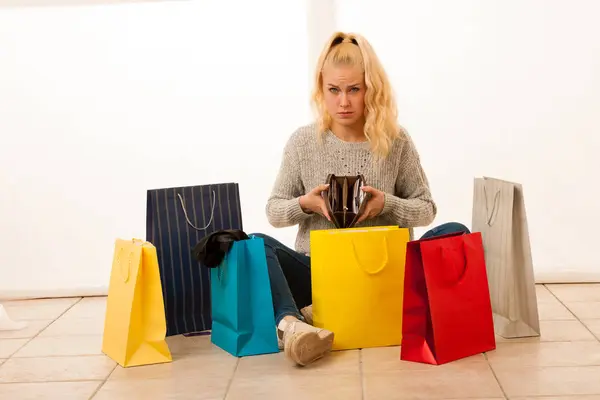 Mulher irritada com sacos de compras depois de fazer compras como ela passou todo t — Fotografia de Stock