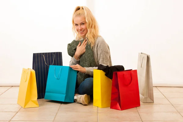 Mujer feliz revisando bolsas después de comprar —  Fotos de Stock