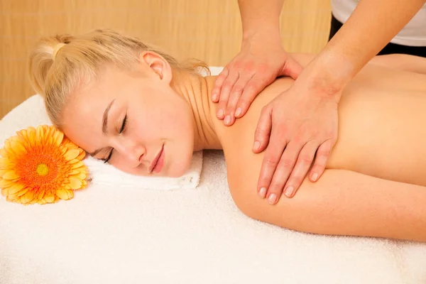 Beautiful blonde woman enyoing massage treatment in sap salon — Stock Photo, Image