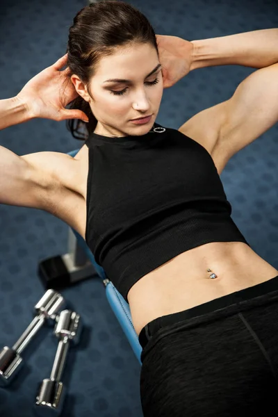 工作出 abs 在健身房，制作 ab 的吸引力适合的女子 — 图库照片
