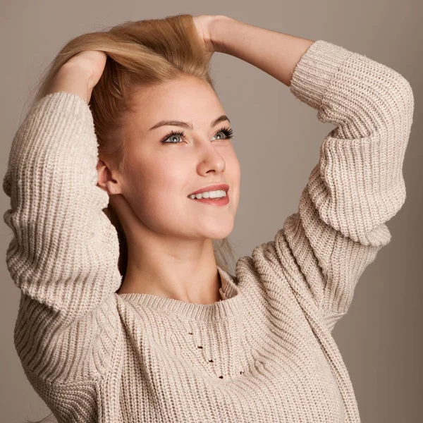 Portret van de schoonheid van een schattige blonde vrouw — Stockfoto