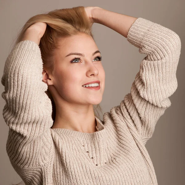 Retrato de belleza de una linda mujer rubia — Foto de Stock