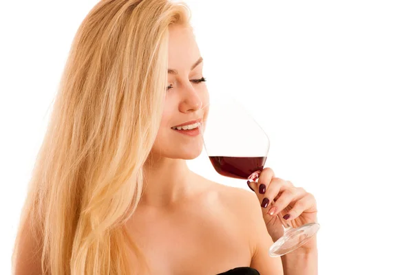 Niedliche blonde Frau trinkt ein Glas Rotwein isoliert über weiß — Stockfoto