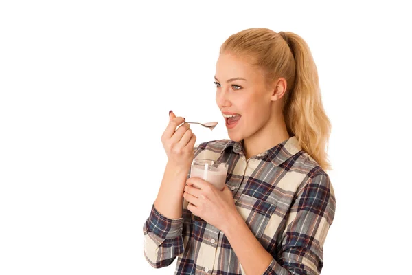 Carino donna bionda mangiare yogurt alla frutta isolato su dorso biancogr — Foto Stock