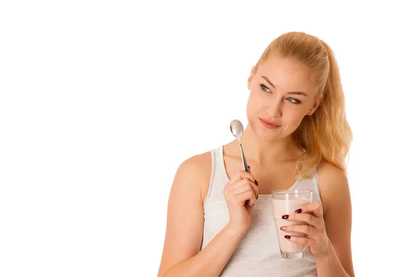 Linda mujer rubia comiendo yogur de frutas aislado sobre fondo blanco —  Fotos de Stock