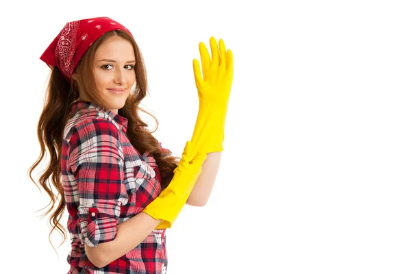 Милая молодая женщина в клетчатой рубашке с жёлтыми резиновыми перчатками — стоковое фото