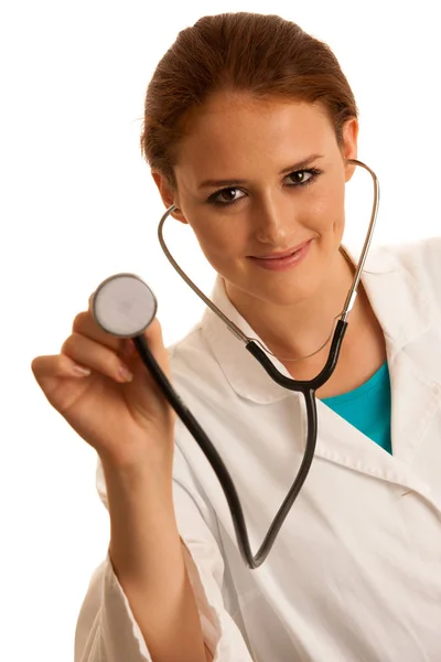 Охорона здоров'я та медицина - молода жінка-лікар ізольована над білим — стокове фото