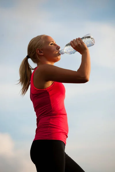 Sportoló nő ital edzés után — Stock Fotó