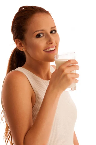 Mujer bebiendo leche por la mañana aislado sobre fondo blanco — Foto de Stock