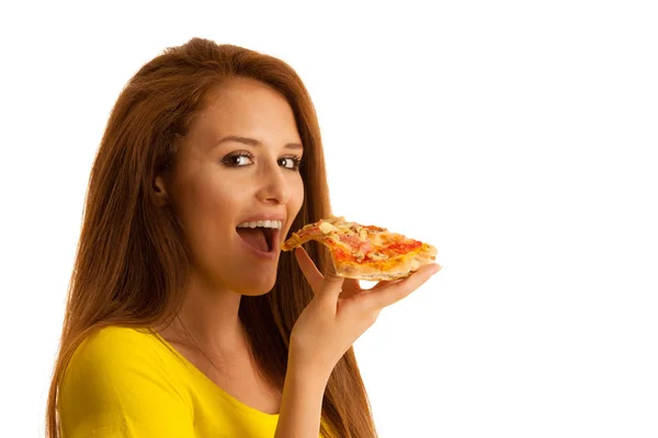 Donna mangia deliziosa pizza isolata su sfondo bianco — Foto Stock