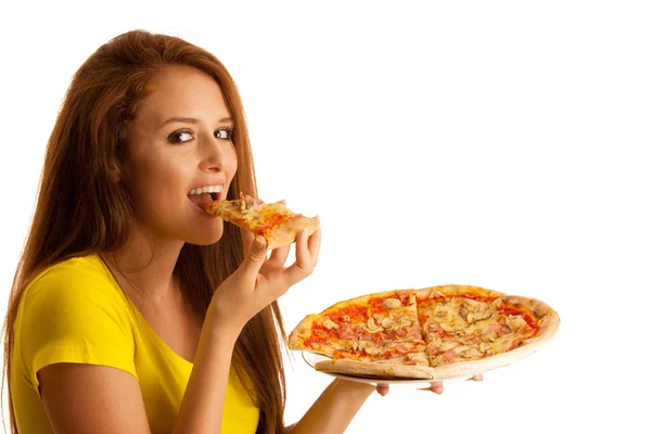 Kadın beyaz arka planda izole edilmiş lezzetli pizzalar yiyor. — Stok fotoğraf