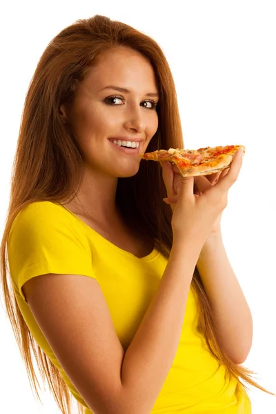 Mulher come deliciosa pizza isolada sobre fundo branco — Fotografia de Stock