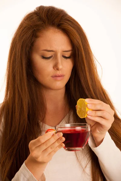 Enfermedad de la mujer con la taza de té y limón sobre el fondo blanco — Foto de Stock