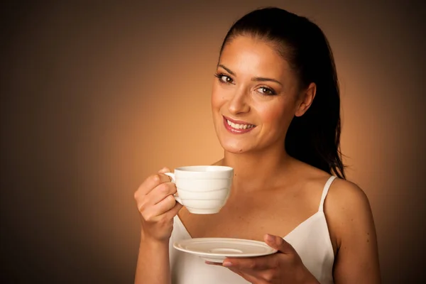Elegante junge Frau mit einer Tasse Kaffee — Stockfoto