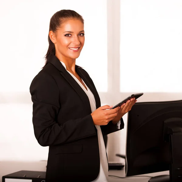 Mujer de negocios navegar por Internet en su tableta en la oficina —  Fotos de Stock
