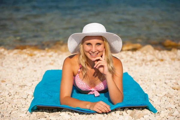 Young Woman Relaxing Beach Sunny Summer Morning — Stock Photo, Image