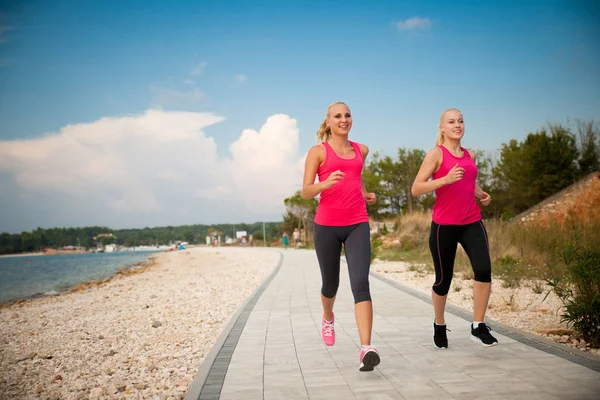 Twee Vrouwen Lopen Het Strand Vroege Ochtend Zomer Training — Stockfoto