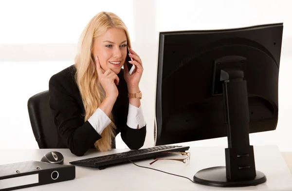 Business woman talking on phone in office — Stock Photo, Image