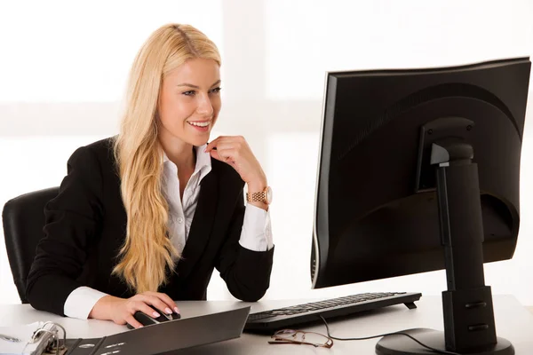 Beautiful manager  - business woman works  on computer in her of — Stock Photo, Image