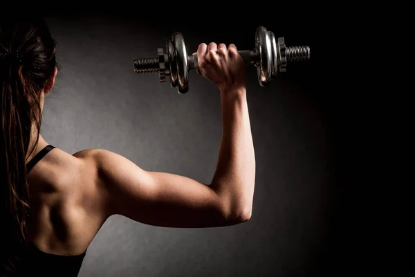 Tilltalande passar kvinna verk med hantlar som en fitness begreppsmässigt — Stockfoto