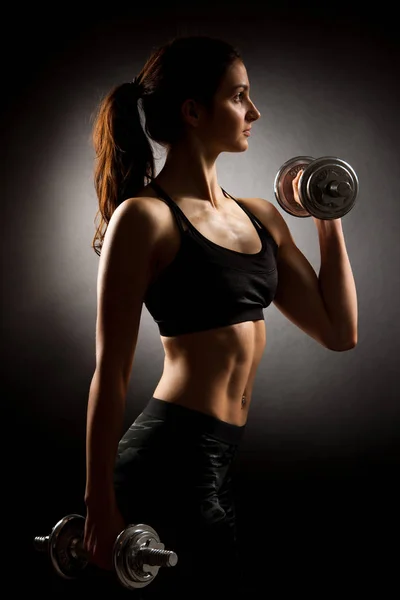 Atraktivní zapadáme žena pracuje s činkami jako precizní fitness — Stock fotografie