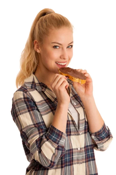 Jonge blonde vrouw eten ontbijt brood en noga verspreid isola — Stockfoto