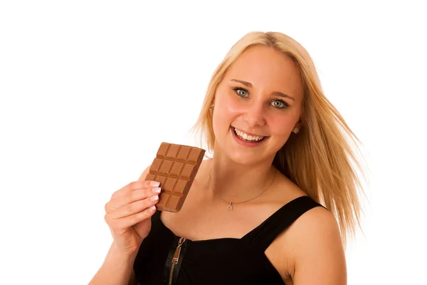 Красивая молодая женщина ест шоколад изолирован над белым backgro — стоковое фото