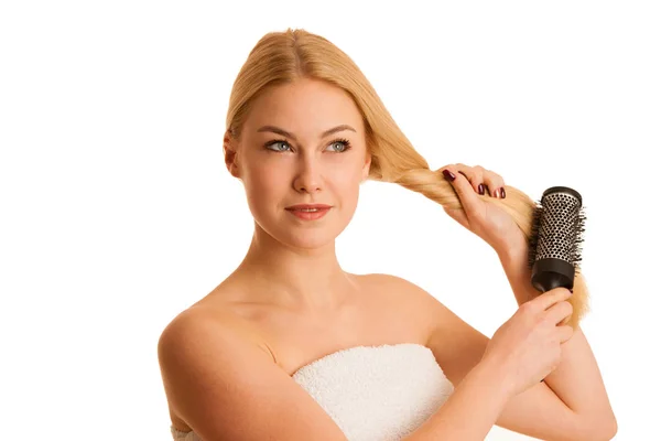 Beautiful Blonde Woman Brushing Her Hair Sign Hair Care — Stock Photo, Image
