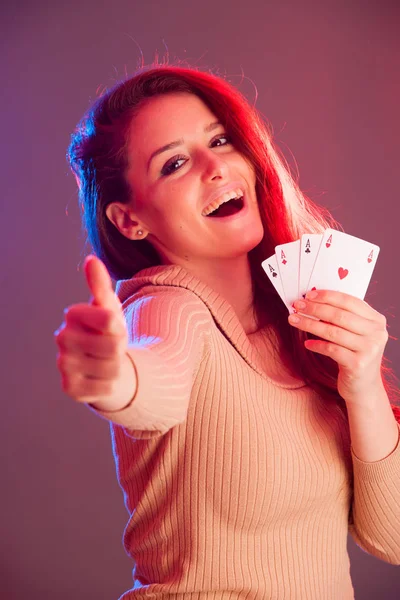 Hermosa Morena Sosteniendo Cuatro Ases Como Signo Juego Póquer Juegos —  Fotos de Stock