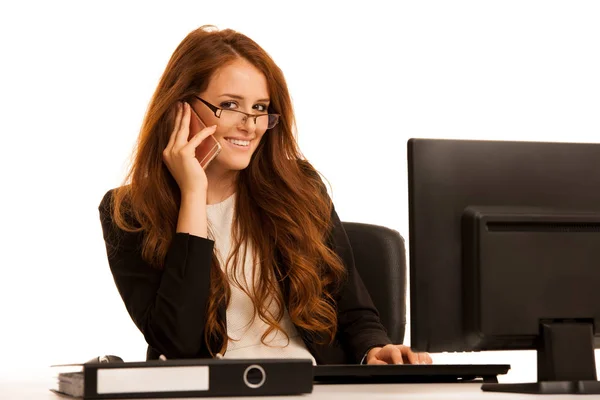 ビジネスの女性は 白い背景に分離されたコンピューター上のデータベースをチェック事務所で働いてください — ストック写真