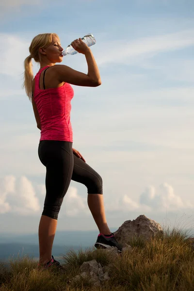 Athlète Femme Boire Après Entraînement — Photo