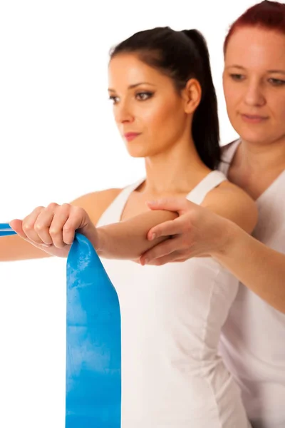Fysiotherapie Therapeut Doen Arm Strenghteninh Oefeningen Met Een Patiënt Terug — Stockfoto