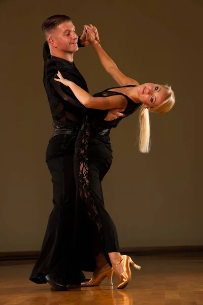 Beautiful Ballroom Couple Preforms Exhibition Dance — Stock Photo, Image