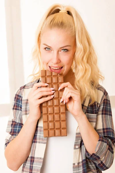 Mooie Blonde Vrouw Eet Een Grote Chocolade — Stockfoto