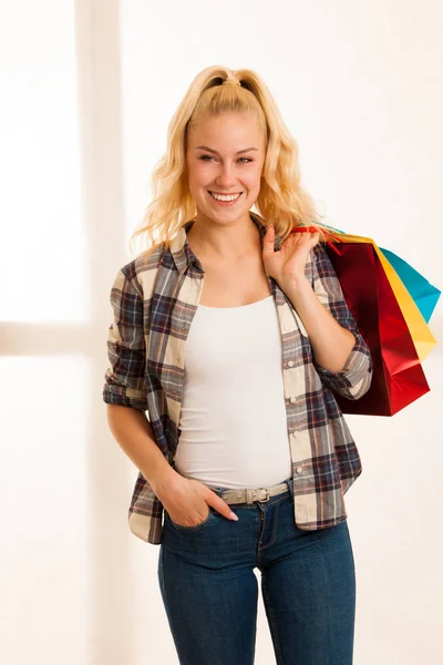 Piękna Blondynka Hari Długie Przytrzymanie Torby Zakupy Zakupie Centrum Handlowym — Zdjęcie stockowe