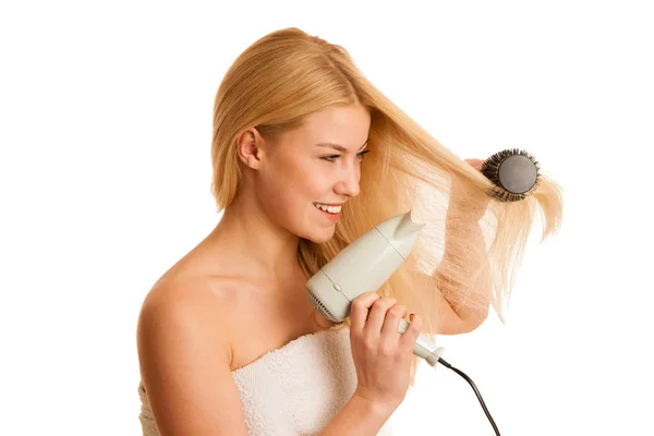 Blondýnka Drieing Vlasy Dmychadlem Samostatný Nad Bílá — Stock fotografie