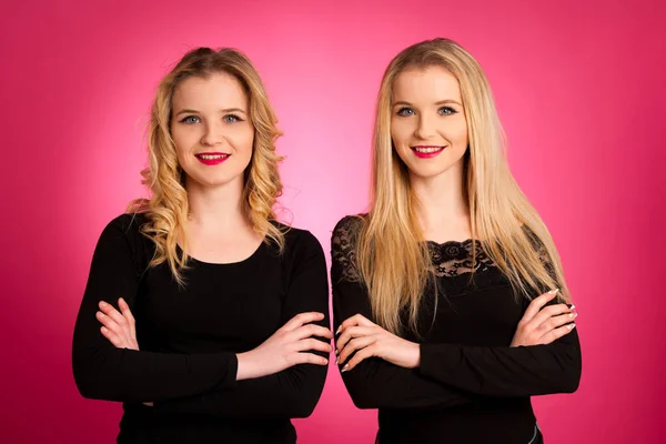 Portrait Twin Sisters Pink Background — Stock Photo, Image