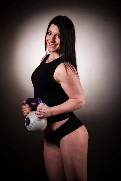 Fit vrouw woekout met halter gewicht over donkere studio CHTERGRO — Stockfoto