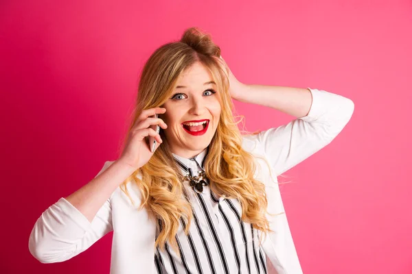Vzrušená Blondýna Dospívající Dívka Mluví Smartphonu Přes Růžové Pozadí — Stock fotografie