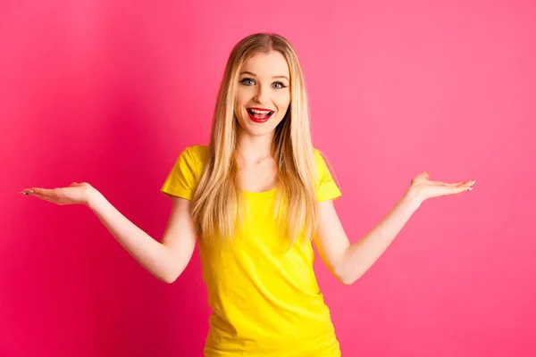 Emocionado joven mujer sobre rosa gesto de fondo éxito con ar —  Fotos de Stock