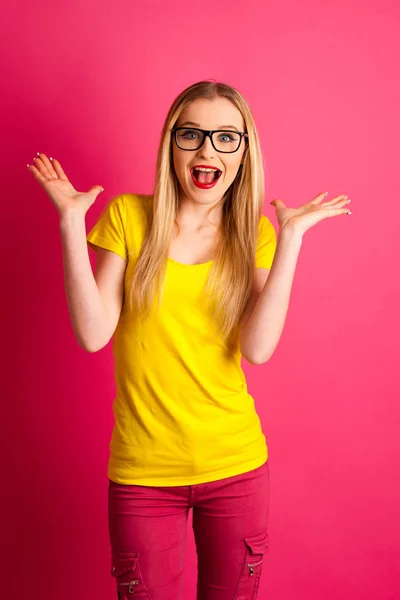 Nadšený mladá žena nad růžové pozadí gesto úspěch s ar — Stock fotografie