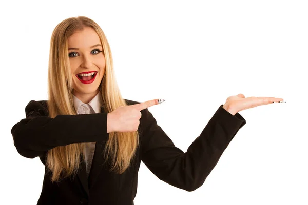 Jonge business woman wijzend in kopie ruimte als reclame voor — Stockfoto