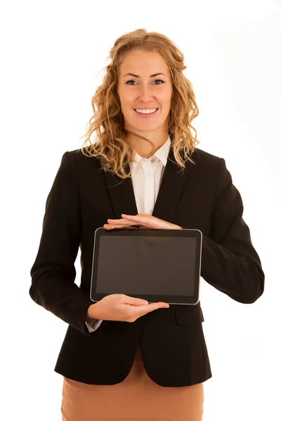 Mujer de negocios mostrando tableta con pantalla en blanco para texto o com —  Fotos de Stock