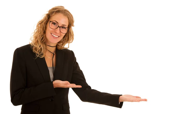 Молодая бизнес-женщина указывает руки для копирования пространства, как реклама — стоковое фото