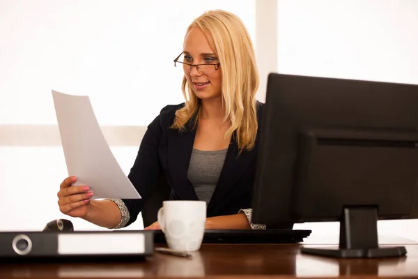 De baas - zakenvrouw werkt in het kantoor met computer - ha — Stockfoto
