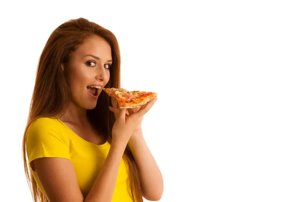 Kadın Beyaz Arka Planda Izole Edilmiş Lezzetli Pizzalar Yiyor — Stok fotoğraf